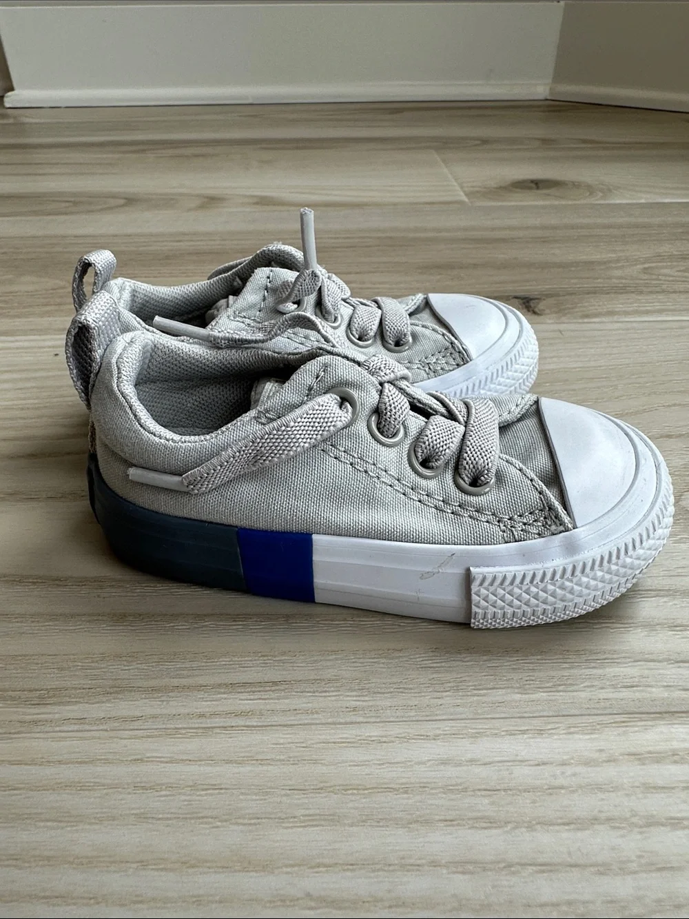 Converse Toddler Sneakers in Light Gray and White